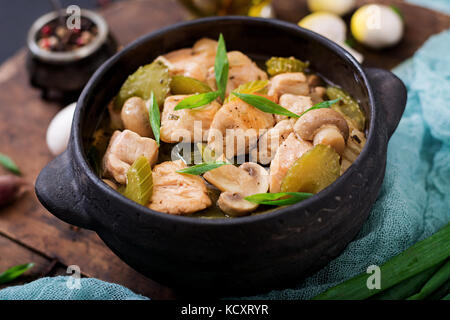 Filet de poulet délicates pièces avec les champignons et le céleri mijotée dans la bière light Banque D'Images