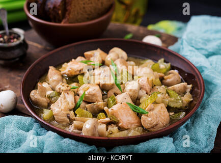 Filet de poulet délicates pièces avec les champignons et le céleri mijotée dans la bière light Banque D'Images