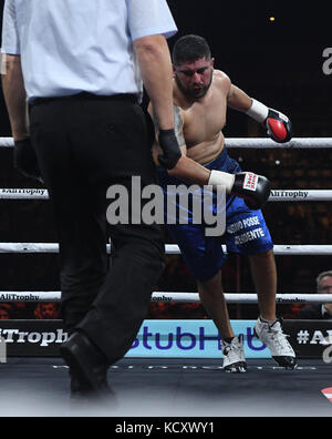 Stuttgart, Allemagne. 7 octobre 2017. Alejandro Emilio Valori perd le match de boxe professionnel entre Arslan d'Allemagne et Valori d'Argentine à Stuttgart, Allemagne, le 7 octobre 2017. Crédit : Marijan Murat/dpa/Alamy Live News Banque D'Images