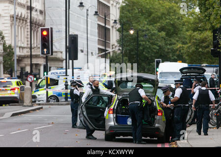 Londres, Royaume-Uni. 7 oct, 2017. policiers travaillent dans le cordon autour du musée d'histoire naturelle, où une voiture monté la chaussée et blessé 11 personnes., la police a depuis annoncé que l'incident n'était pas liés au terrorisme. Credit : mark kerrison/Alamy live news Banque D'Images
