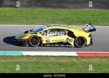 Circuit de Mugello, Italie. 7 octobre 2017. Lamborghini Huracan de Petri Corse Motorsport Team conduit par Baruch Bar - Mapelli Marco lors de la course #1 de la dernière ronde de C.I. Gran Turismo Super GT3-GT3 dans le circuit de Mugello. Credit: Dan74/Alay Live News Banque D'Images