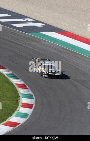 Circuit de Mugello, Italie. 7 octobre 2017. Une Ferrari 488 GT3 de Team Black Bull Swiss Racing, conduite par S. GAI et M. RUGOLO, lors de la première course de la finale de C.I. Gran Turismo Super GT3-GT3 dans le circuit de Mugello. Credit: Dan74/Alay Live News Banque D'Images