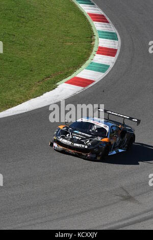 Circuit de Mugello, Italie. 7 octobre 2017. Une Ferrari 488 GT3 de Team Black Bull Swiss Racing, conduite par S. GAI et M. RUGOLO, lors de la première course de la finale de C.I. Gran Turismo Super GT3-GT3 dans le circuit de Mugello. Credit: Dan74/Alay Live News Banque D'Images