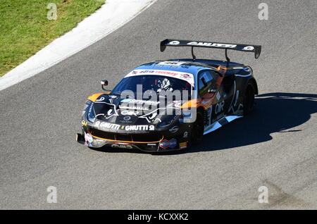 Circuit de Mugello, Italie. 7 octobre 2017. Une Ferrari 488 GT3 de Team Black Bull Swiss Racing, conduite par S. GAI et M. RUGOLO, lors de la première course de la finale de C.I. Gran Turismo Super GT3-GT3 dans le circuit de Mugello. Credit: Dan74/Alay Live News Banque D'Images