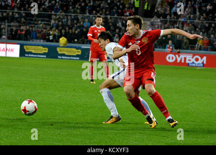 Moscou, Russie - 7 octobre 2017.Le milieu de terrain russe Daler Kuzyayev et le défenseur sud-coréen Chang-Hoon Kwon lors d'un match international amical Russie contre Corée du Sud au stade VEB Arena de Moscou.Crédit : Alizada Studios/Alay Live News Banque D'Images