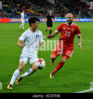 Moscou, Russie - 7 octobre 2017.Konstantin Rausch, milieu de terrain russe, et Chung-Yong Lee, ailier sud-coréen, lors d'un match international amical entre la Russie et la Corée du Sud au stade VEB Arena de Moscou.Crédit : Alizada Studios/Alay Live News Banque D'Images