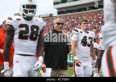 Tallahassee, Floride, USA. 7 Oct, 2017. MONICA HERNDON | fois.Miami Hurricanes entraîneur en chef quitte le terrain avant la mi-temps au cours de la Florida State Seminoles matchs contre les Hurricanes de Miami le 7 octobre 2017, à Doak Campbell Stadium à Tallahassee, Floride Crédit : Monica Herndon/Tampa Bay Times/ZUMA/Alamy Fil Live News Banque D'Images