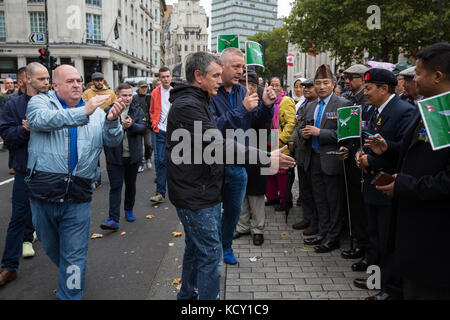 Londres, Royaume-Uni. 7 octobre 2017. Les partisans de l'Alliance des lads de football saluent les vétérans de Gurkha lors de la « arche contre l'extrémisme » qui traverse le centre de Londres, de Park Lane au pont de Westminster. Le FLA a été formé à la suite de l'attaque terroriste du pont de Londres le 3 juin. Crédit : Mark Kerrison/Alamy Live News Banque D'Images