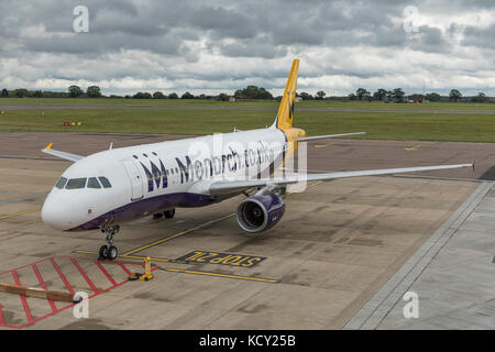 Luton, Royaume-Uni. 7 octobre 2017. Airbus A320, G-OZBX, de Monarch Airlines stationné à Luton suite à l'effondrement du transporteur basé au Royaume-Uni le lundi 2 octobre 2017. Crédit : Nick Whittle/Alamy Live News Banque D'Images