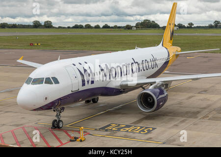 Luton, Royaume-Uni. 7 octobre 2017. Airbus A320, G-OZBX, de Monarch Airlines stationné à Luton suite à l'effondrement du transporteur basé au Royaume-Uni le lundi 2 octobre 2017. Crédit : Nick Whittle/Alamy Live News Banque D'Images