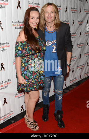 Studio City, USA. 06 oct, 2017. Doug aldrich arrive à la 3ème conférence annuelle 'bowl 4 ronnie' celebrity tournoi de quilles, au bénéfice de l 'Ronnie James Dio se lever et crier cancer fund fund raiser' au pinz bowling center à studio city le 6 octobre 2017. crédit : la photo de l'accès/Alamy live news Banque D'Images