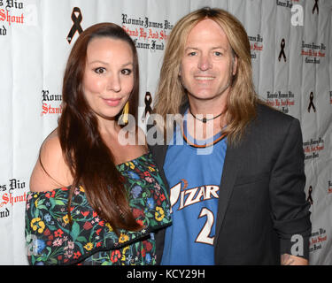 Studio City, USA. 06 oct, 2017. Doug aldrich arrive à la 3ème conférence annuelle 'bowl 4 ronnie' celebrity tournoi de quilles, au bénéfice de l 'Ronnie James Dio se lever et crier cancer fund fund raiser' au pinz bowling center à studio city le 6 octobre 2017. crédit : la photo de l'accès/Alamy live news Banque D'Images