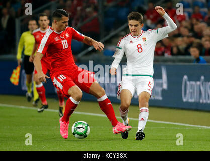 Bâle, Suisse. 7 oct, 2017. La Suisse est granit xhaka dispute à la Hongrie adam nagy durant la coupe du monde 2018 match du groupe b de qualification entre la Suisse et la Hongrie, à Bâle (Suisse), oct. 7, 2017. La Suisse a gagné 5-2. crédit : Ruben sprich/Xinhua/Alamy live news Banque D'Images