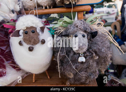 Hailey, Idaho, États-Unis. 07 octobre 2017. Des jouets pour moutons sont offerts à la vente à la Folklife Fair lors de la 21e édition annuelle du Trailing of the Sheep Festival. Célébrant la culture, le patrimoine et l'histoire de l'élevage de moutons et de l'élevage de moutons dans l'Idaho et l'Ouest, le festival de cinq jours propose des ateliers, de la cuisine, une foire folklife, des essais de chiens de berger, un festival de laine et la parade grimpante des moutons dans le centre-ville de Ketchum. Crédit : Brian Cahn/ZUMA Wire/Alamy Live News Banque D'Images