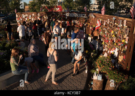 Las Vegas, USA. 07Th oct, 2017. les visiteurs à pied récemment ouvert, le Las Vegas de la guérison communautaire jardin pour commémorer les victimes de la route 91 harvest festival de musique country de prise de masse au centre-ville de Las Vegas, nev., oct. 7, 2017.( crédit : Jason ogulnik/Alamy live news Banque D'Images