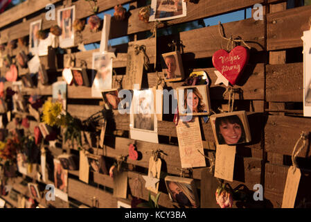 Las Vegas, USA. 07Th oct, 2017. Les victimes de la route 91 harvest festival de musique country de prise de masse sont commémorés sur le mur du souvenir du tout nouveau jardin de guérison communautaire de las vegas au centre-ville de Las Vegas, nev., oct. 7, 2017. Crédit : Jason ( ogulnik/Alamy live news Banque D'Images