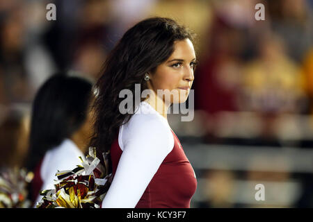 Alumni Stadium. 7 Oct, 2017. MA, USA ; un Boston College Eagles cheerleader ressemble au cours de la première moitié de NCAA football match entre Virginia Tech Hokies et Boston College Eagles à Alumni Stadium. Virginia Tech a battu Boston College 23-10. Anthony Nesmith/CSM/Alamy Live News Banque D'Images