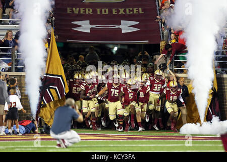 Alumni Stadium. 7 Oct, 2017. MA, USA, Boston College Eagles prend le terrain avant que la NCAA football match entre Virginia Tech Hokies et Boston College Eagles à Alumni Stadium. Virginia Tech a battu Boston College 23-10. Anthony Nesmith/CSM/Alamy Live News Banque D'Images