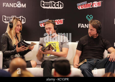 New York, NY, USA. 7 oct, 2017. Javits Convention Center, New York, USA, 07 octobre 2017 - Rachel quirico, ryan cady, Matt Hawkins presser sur la nouvelle bande dessinée de ''warframe'' au 3e jour de la new york comic con 2017 aujourd'hui à new york city.Photo : Luiz rampelotto/europanewswire crédit : Luiz rampelotto/zuma/Alamy fil live news Banque D'Images