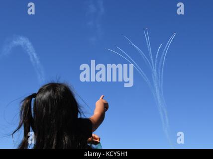 San Francisco, États-Unis. 7 octobre 2017. Une fille regarde le spectacle aérien des activités annuelles de la Fleet week à San Francisco, aux États-Unis, le 7 octobre 2017. Crédit : Wu Xiaoling/Xinhua/Alamy Live News Banque D'Images