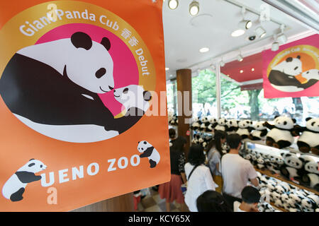 Tokyo, Japon. 8 octobre 2017. Des panneaux montrant le nom du nouveau panda géant Xiang Xiang sont exposés à l'entrée de la boutique de cadeaux du zoo d'Ueno le 8 octobre 2017, Tokyo, Japon. Le nouveau panda géant femelle est né le 12 juin 2017 et est le cinquième enfant né dans le zoo. 322 581 suggestions ont été reçues pour le nommer. Xiang Xiang, qui signifie ''parfum ou populaire'' en chinois, a été choisi comme nom avec 5 161 suggestions. Crédit : Rodrigo Reyes Marin/AFLO/Alamy Live News Banque D'Images