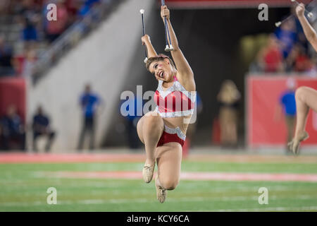 Houston, TX, USA. 7 Oct, 2017. Les cougars de Houston un twirler effectue pendant la mi-temps d'un match de football de la NCAA entre les SMU Mustangs et l'Université de Houston Cougars à TDECU Stadium à Houston, TX. Houston a gagné le match 35-22.Trask Smith/CSM/Alamy Live News Banque D'Images