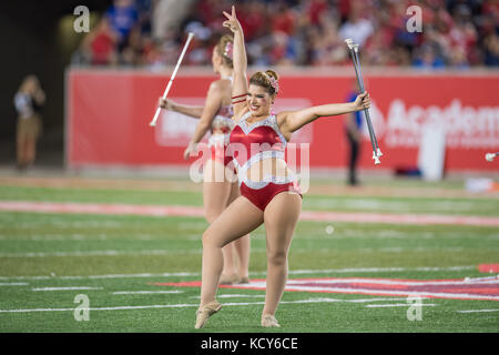 Houston, TX, USA. 7 Oct, 2017. Les cougars de Houston un twirler effectue pendant la mi-temps d'un match de football de la NCAA entre les SMU Mustangs et l'Université de Houston Cougars à TDECU Stadium à Houston, TX. Houston a gagné le match 35-22.Trask Smith/CSM/Alamy Live News Banque D'Images