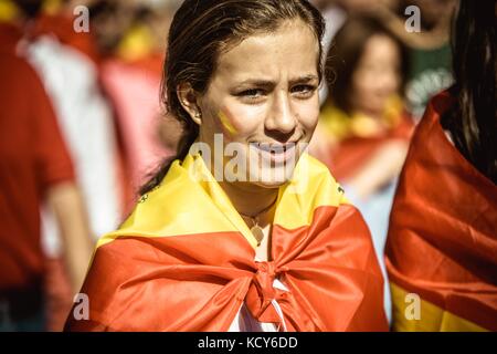 Barcelone, Espagne. 8 octobre 2017. Les manifestants anti-indépendantistes crient des slogans alors qu'ils protestent pour l'unité de l'espagne après un référendum sur la sécession le 1er octobre . La Cour constitutionnelle espagnole a suspendu la loi référendaire catalane après que le gouvernement central l'ait contestée devant les tribunaux crédit : Matthias Oesterle/Alamy Live News Banque D'Images