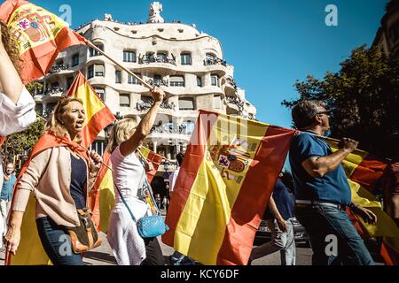 Barcelone, Espagne. 8 octobre 2017. Les manifestants anti-indépendantistes crient des slogans alors qu'ils protestent pour l'unité de l'espagne après un référendum sur la sécession le 1er octobre . La Cour constitutionnelle espagnole a suspendu la loi référendaire catalane après que le gouvernement central l'ait contestée devant les tribunaux crédit : Matthias Oesterle/Alamy Live News Banque D'Images