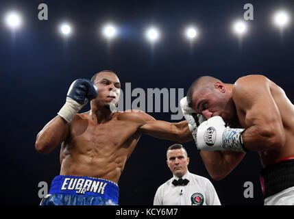 Stuttgart, Allemagne. 7 octobre 2017. Chris Eubank Jr. de Grande-Bretagne après sa victoire en quarts de finale des super poids moyens de la Coupe du monde de boxe IBO à Stuttgart, Allemagne, le 7 octobre 2017. Crédit : Marijan Murat/dpa/Alamy Live News Banque D'Images