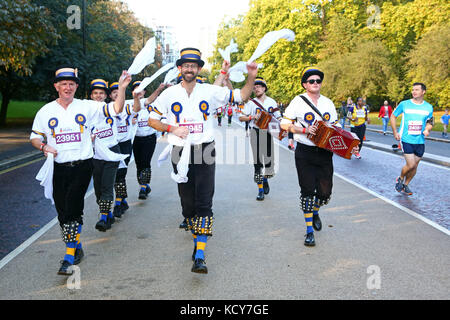 Londres, Royaume-Uni. 8 octobre 2017. Les morris men danse à travers Hyde park. l'Hammersmith morris men a décidé de faire les parcs royaux demi marathon un peu différemment par l'ensemble de danse treize milles dans un style traditionnel, accompagnés par leurs musiciens jouant leur mélodéons. coureurs se sont trouvés à proximité d'exécution dans le temps de leur musique comme ils ont couru jolly passé des sites célèbres tels que Buckingham Palace et Trafalgar square. et la danse était aussi pour une bonne cause comme la morris men ont été la collecte de fonds pour l'organisme de bienfaisance atteindre. crédit : Paul Brown/Alamy live news Banque D'Images