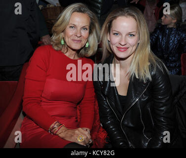 Munich, Allemagne. 7 octobre 2017. L'actrice Andrea L'Arronge et sa fille Jessica lors de la première gala du Cirque Roncalli sous le slogan '40 ans de voyage vers l'arc-en-ciel' dans la tente Leonrods Plaza à Munich, Allemagne, le 7 octobre 2017. Le spectacle invité jubilé durera jusqu'au 12 novembre 2017. Crédit : Ursula Düren/dpa/Alamy Live News Banque D'Images