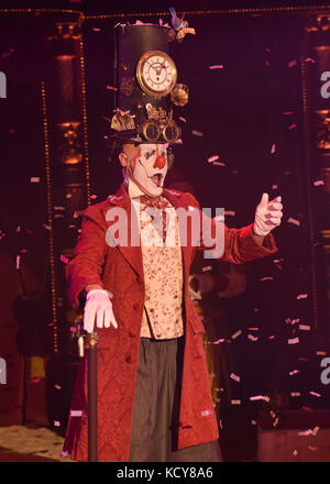 Munich, Allemagne. 7 octobre 2017. Le Carillion de clown peut être vu lors du gala du Cirque Roncalli sous le slogan « 40 ans de voyage vers l'arc-en-ciel » dans la tente Leonrods Plaza à Munich, en Allemagne, le 7 octobre 2017. Le spectacle invité jubilé durera jusqu'au 12 novembre 2017. Crédit : Ursula Düren/dpa/Alamy Live News Banque D'Images