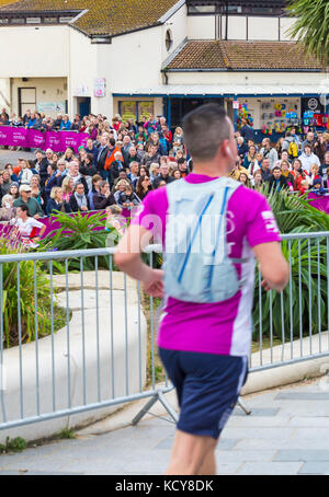 Bournemouth, Dorset, UK. 8 Oct, 2017. Le dernier jour de la Festival Marathon de Bournemouth est en cours avec le marathon et semi-marathon. Les coureurs de semi-marathon comme le temps devient plus chaude et ensoleillée et la température augmente. La foule applaudir les coureurs sur et montrer leur appui Crédit : Carolyn Jenkins/Alamy Live News Banque D'Images