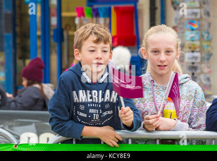Bournemouth, Dorset, UK. 8 Oct, 2017. Le dernier jour de la Festival Marathon de Bournemouth est en cours avec le marathon et semi-marathon. Les enfants agitent leurs drapeaux à l'appui de l'ossature Crédit : Carolyn Jenkins/Alamy Live News Banque D'Images