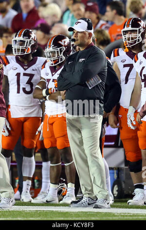 Alumni Stadium. 7 Oct, 2017. MA, USA ; Virginia Tech Hokies entraîneur en chef Justin Fuente lors d'un match de football entre NCAA Virginia Tech Hokies et Boston College Eagles à Alumni Stadium. Virginia Tech a battu Boston College 23-10. Anthony Nesmith/CSM/Alamy Live News Banque D'Images