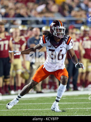 Alumni Stadium. 7 Oct, 2017. MA, USA ; Virginia Tech Hokies Adonis évoluait Alexander (36) en action lors d'un match de football entre NCAA Virginia Tech Hokies et Boston College Eagles à Alumni Stadium. Virginia Tech a battu Boston College 23-10. Anthony Nesmith/CSM/Alamy Live News Banque D'Images