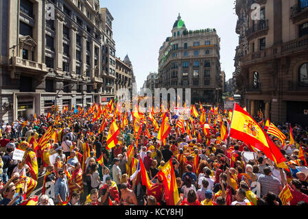 Barcelone, Espagne. 8 octobre 2017. Des milliers de personnes protestent avec des drapeaux catalans et espagnols contre le mouvement indépendantiste et les plans speraratistes du gouvernement régional à Barcelone, Espagne, le 8 octobre 2017. Crédit : Nicolas Carvalho Ochoa/dpa/Alamy Live News Banque D'Images