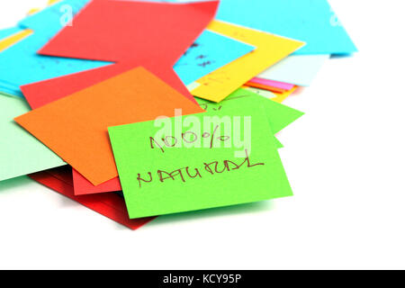 Photo d'une note des documents sur fond blanc naturel 100 % texte. Banque D'Images