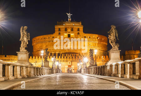 Le Château Saint Ange et bridge at night , Rome, Italie Banque D'Images