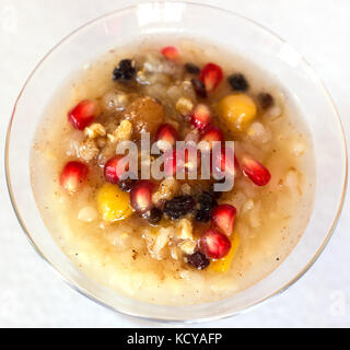 Asure ashure dessert turc de la bouillie de céréales avec des fruits secs et les grains de grenade Banque D'Images