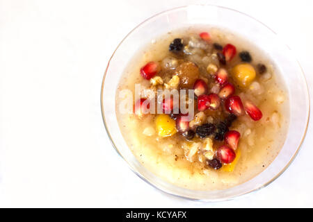 Asure ashure dessert turc de la bouillie de céréales avec des fruits secs et les grains de grenade Banque D'Images