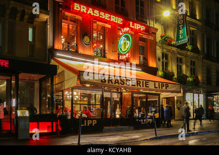 La célèbre brasserie Lipp de nuit, Paris, France. Banque D'Images