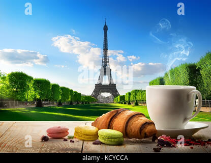 Le petit-déjeuner avec café et pâtisserie sur la table près de la tour Eiffel à Paris, France Banque D'Images