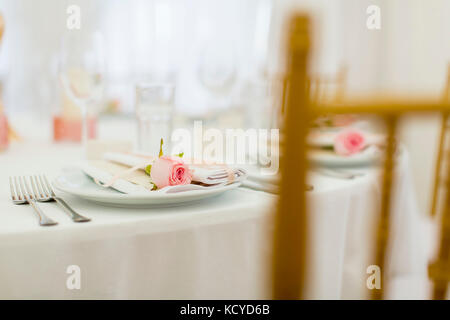 Voir l'élégant à la décoration de mariage. L'accent sur rose rose. Banque D'Images