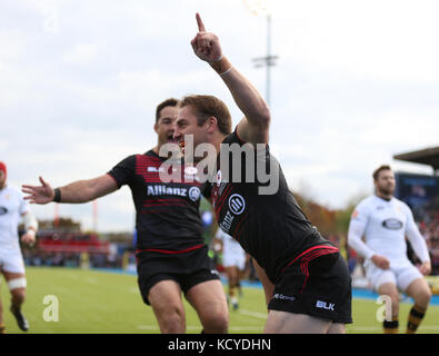 Saracens Chris Wyles célèbre après avoir marqué l'essai d'ouverture du match lors du Aviva Premiership match à Allianz Park, Londres. Banque D'Images