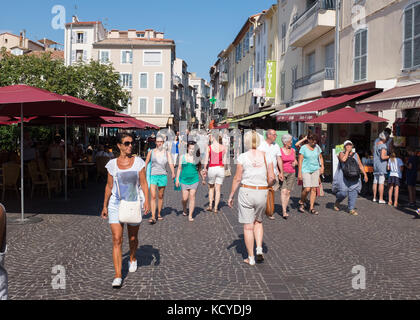 Les gens marchant sur la rue à côté du café de trottoir à la vieille ville, Antibes, Côte d'Azur, Provence-Alpes-Côte d'Azur, France. Banque D'Images