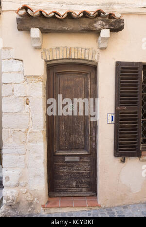 Fermé la porte en bois de la maison dans la vieille ville, Antibes, Côte d'Azur, Provence-Alpes-Côte d'Azur, France. Banque D'Images