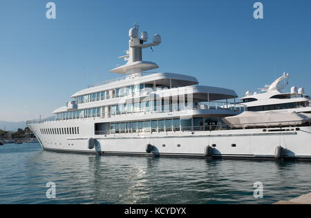 Super de Luxe yachts amarrés au port Vauban, Antibes, Côte d'azur, Provence-alpes-cote d'Azur, France. Banque D'Images