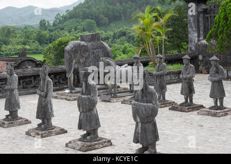 Statues de Khai Dinh tomb à hue vietnam Banque D'Images